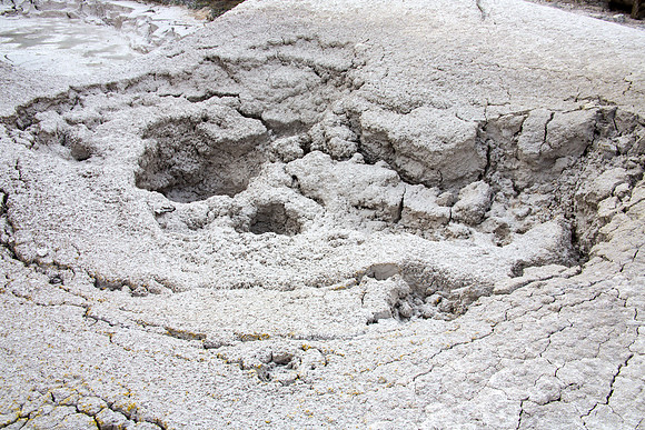 Dried mudpot so no dancing of the mud -