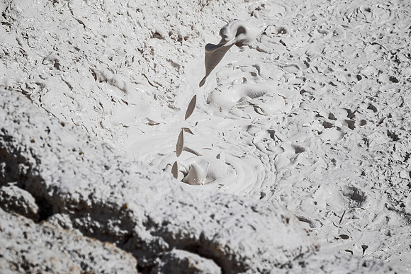Mudpot splashing - Artist Paintpots - Yellowstone