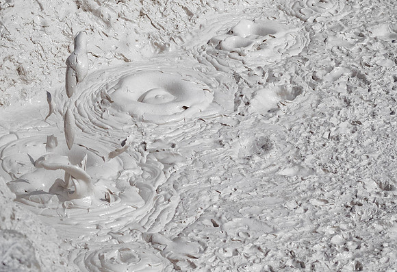 Mudpots splashing at Artist Paintpots - 2015